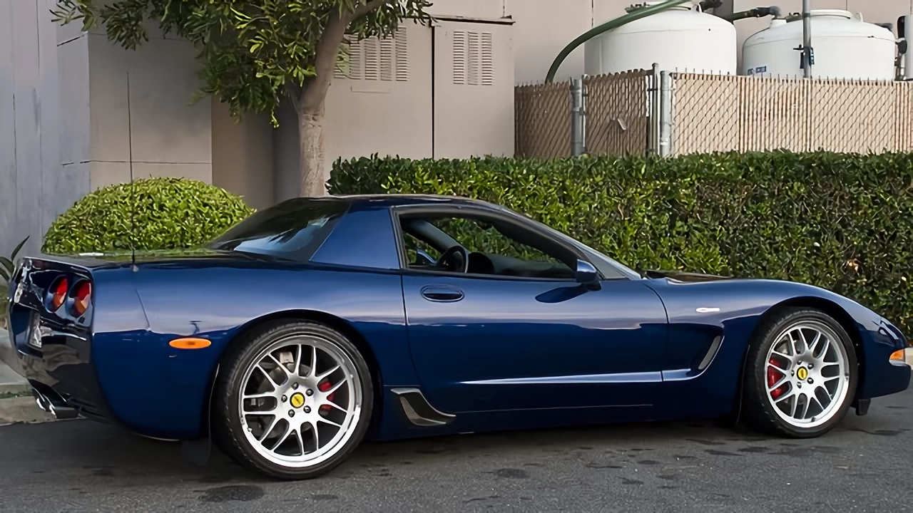 Corvette Generations/C5/C5 2003 Blue Right.webp